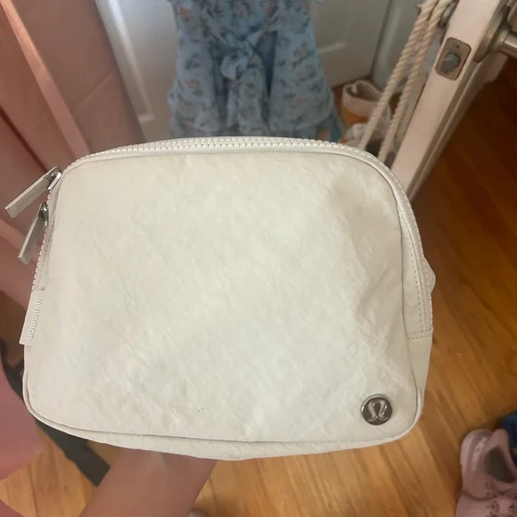 lululemon belt bag outfit cheeesin' hard because @lululemon belt bags are restocked  shop my  @shop.ltk page for this outfit & more! https://liketk.it/3TZ0R